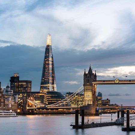 Shangri-La The Shard, ลอนดอน ภายนอก รูปภาพ The Shard and Tower Bridge