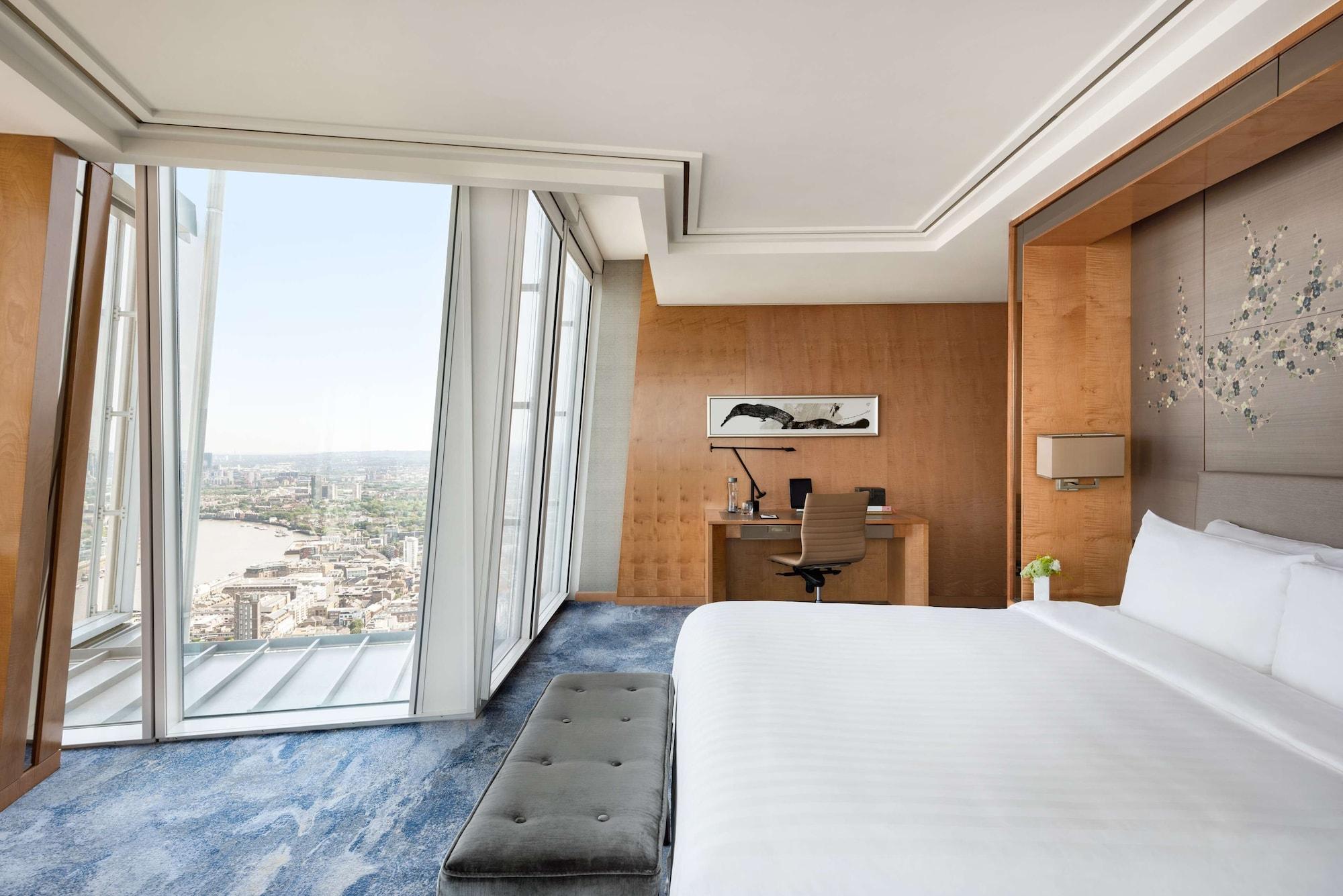Shangri-La The Shard, ลอนดอน ภายนอก รูปภาพ A bedroom at the hotel