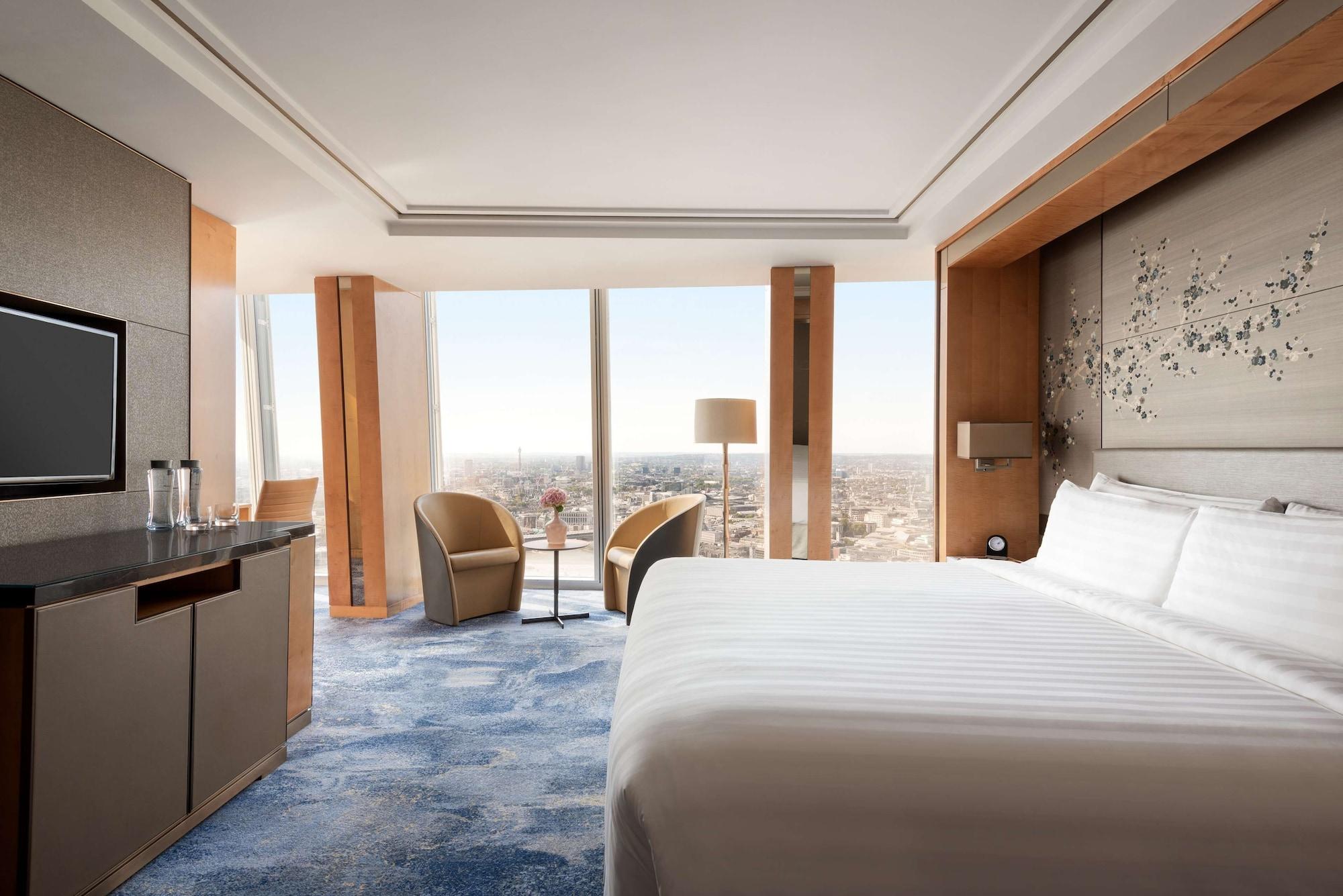 Shangri-La The Shard, ลอนดอน ภายนอก รูปภาพ A guest room at the Ritz-Carlton, DIFC