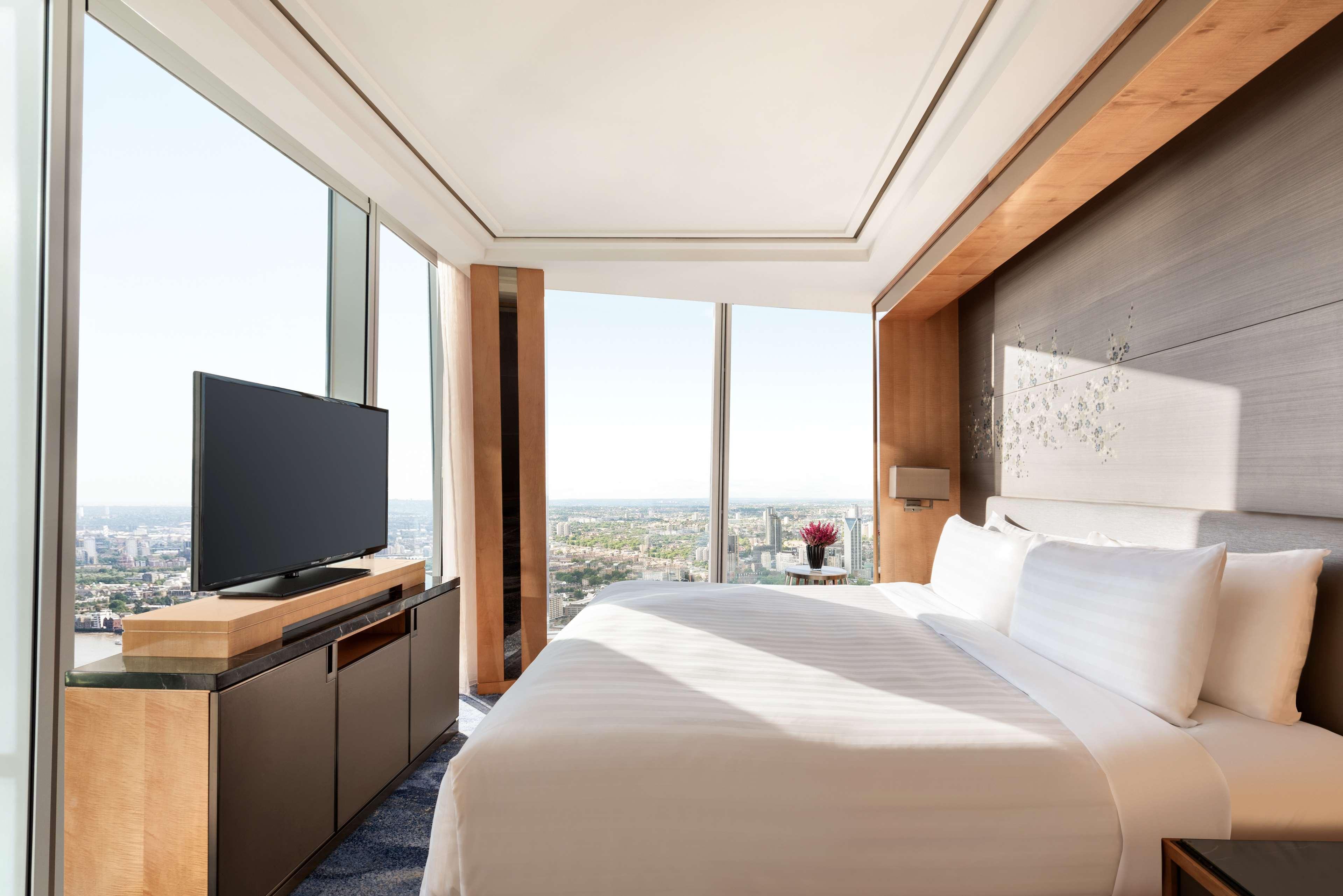 Shangri-La The Shard, ลอนดอน ภายนอก รูปภาพ A bedroom at the West Hollywood hotel