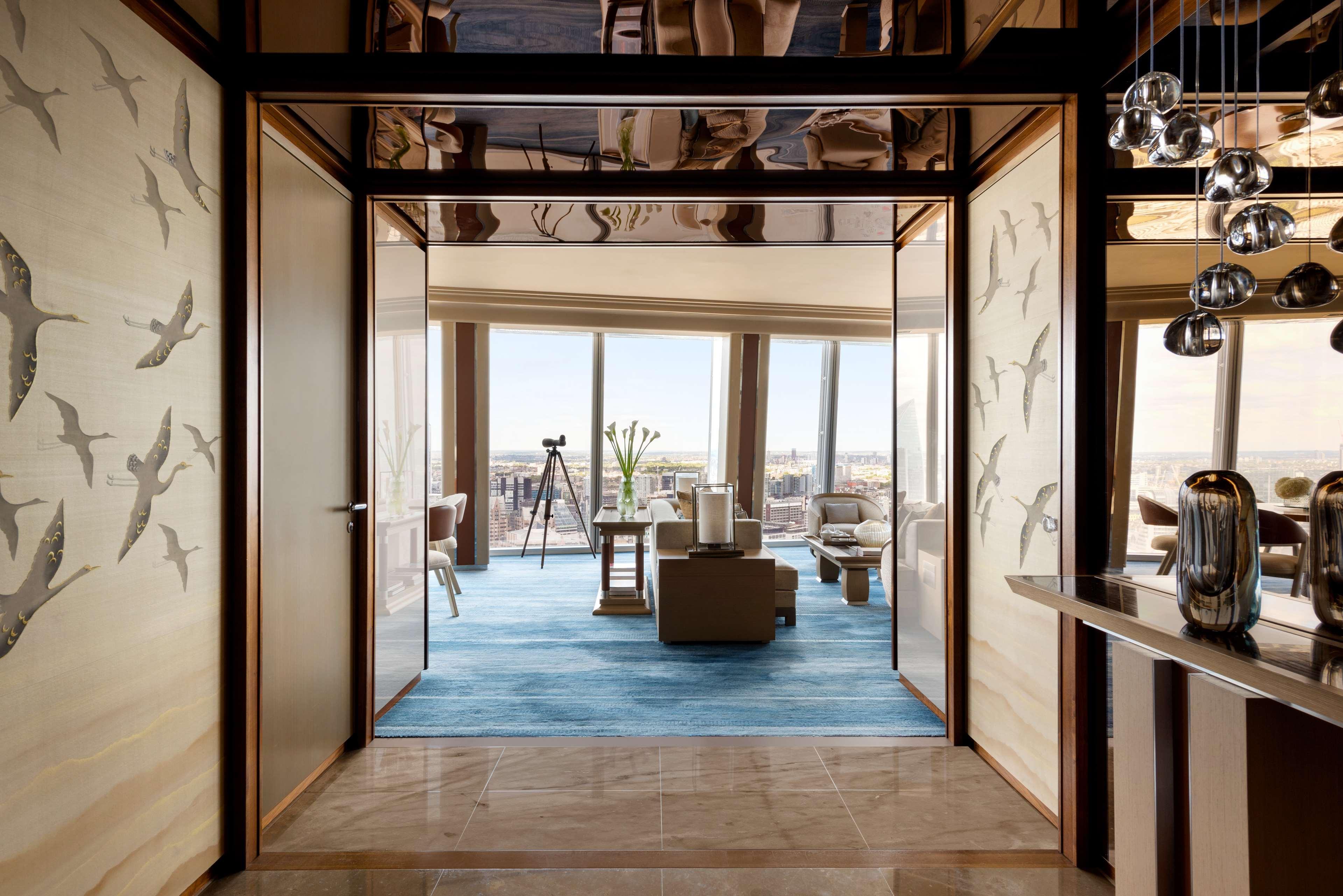 Shangri-La The Shard, ลอนดอน ภายนอก รูปภาพ The interior of a suite at The Ritz-Carlton, Tokyo