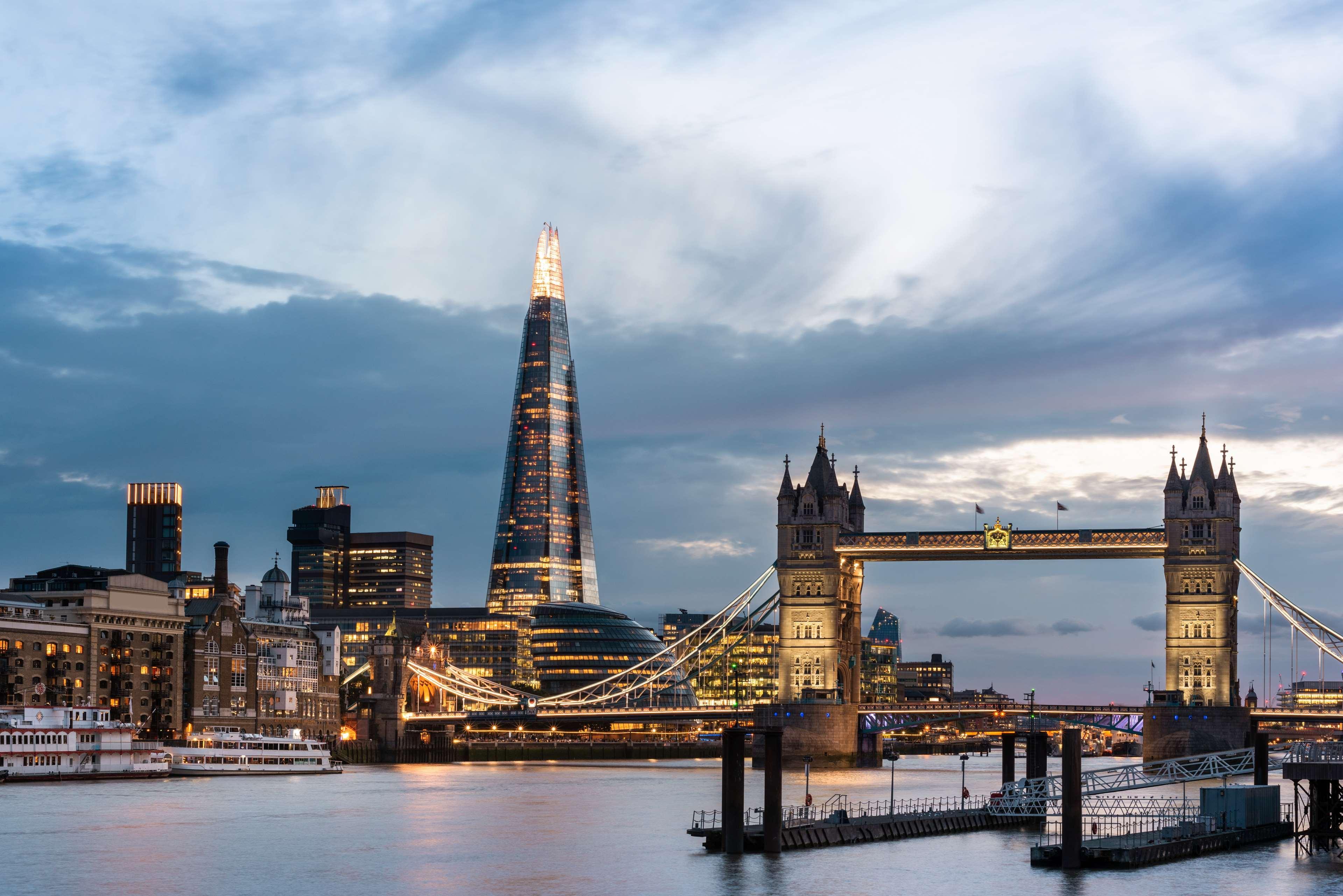 Shangri-La The Shard, ลอนดอน ภายนอก รูปภาพ The Shard and Tower Bridge