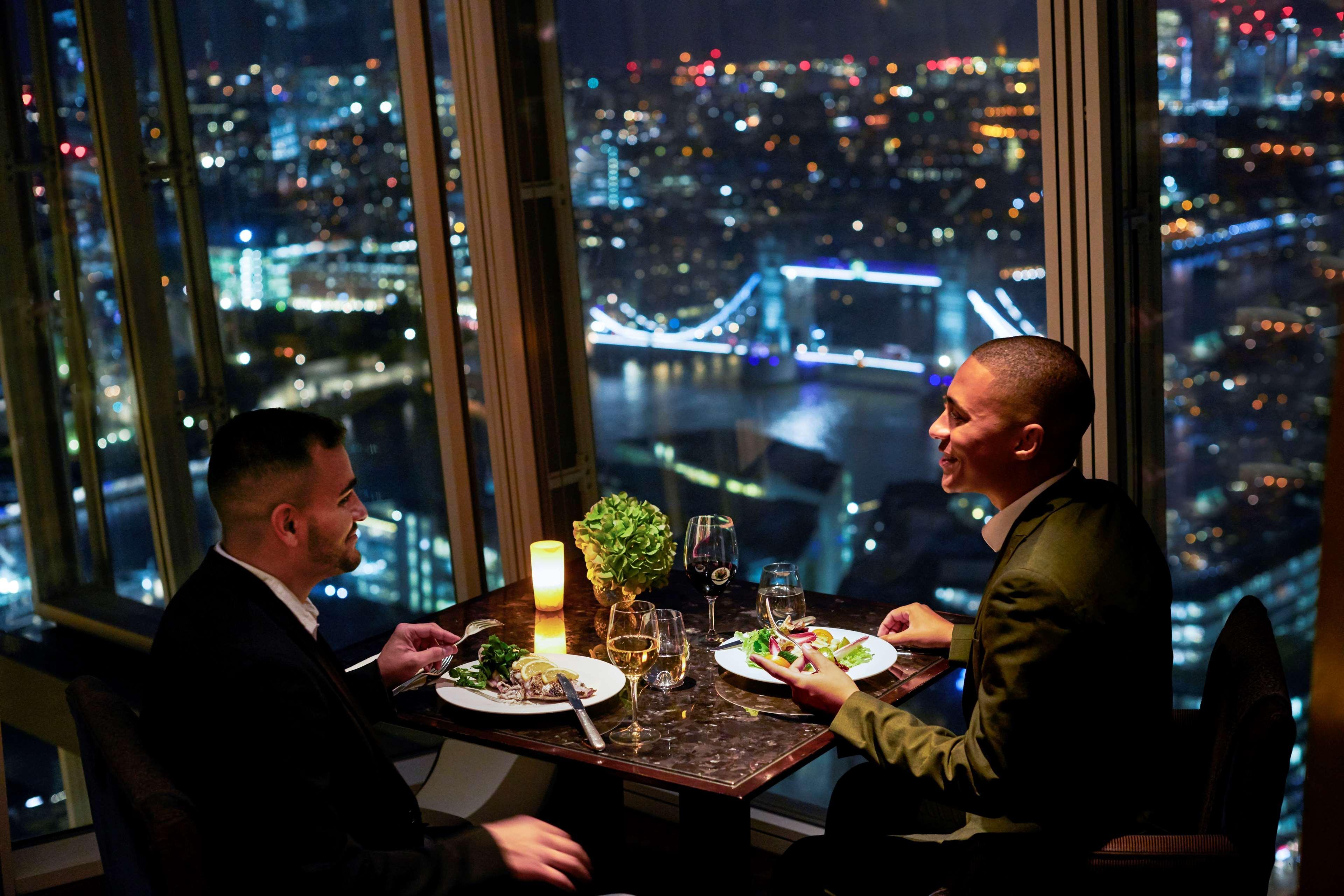 Shangri-La The Shard, ลอนดอน ภายนอก รูปภาพ Diners at the restaurant