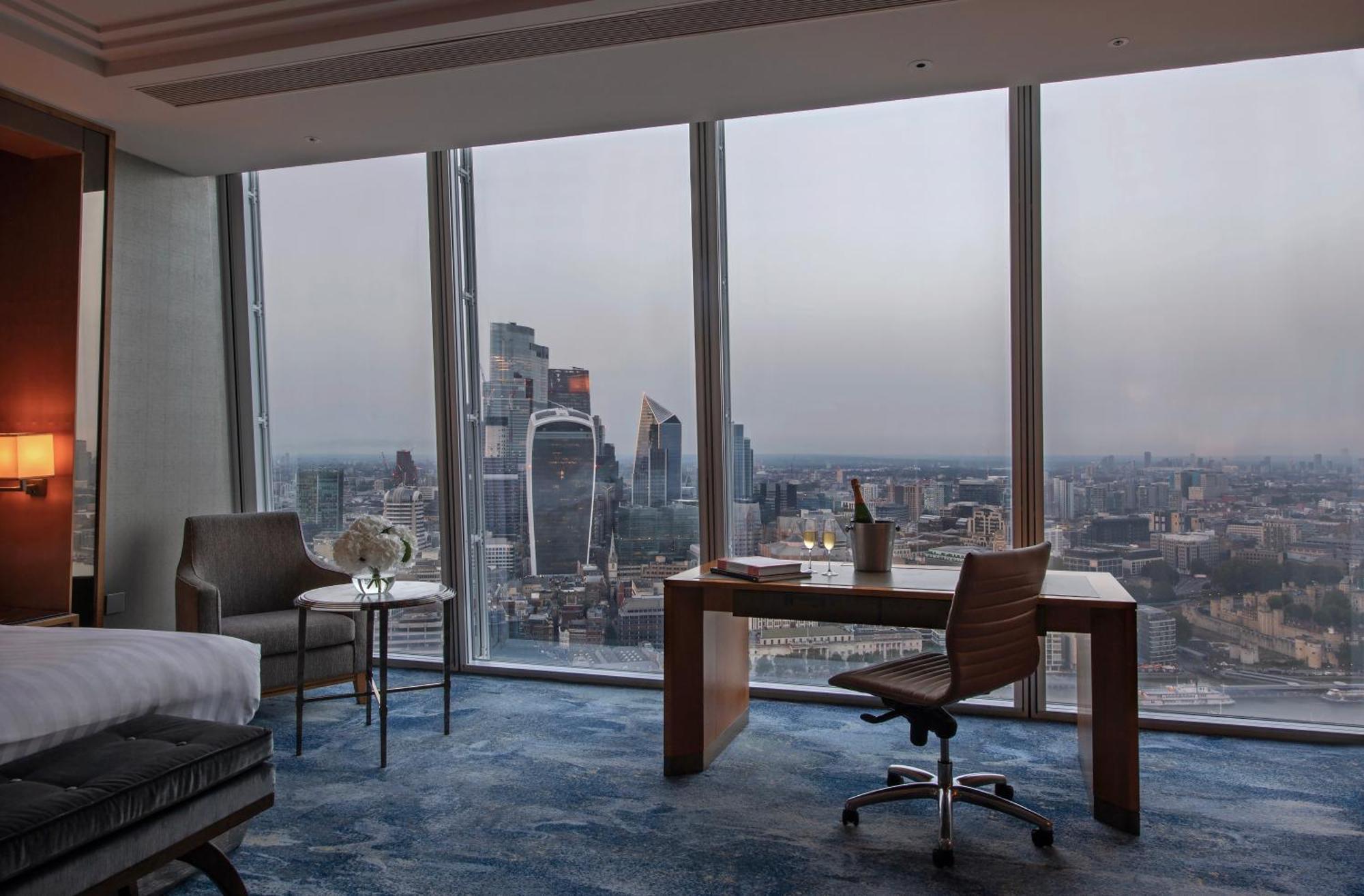 Shangri-La The Shard, ลอนดอน ภายนอก รูปภาพ A suite at the hotel