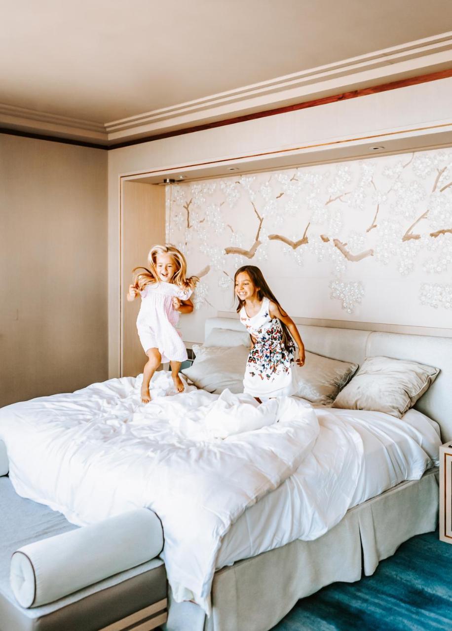 Shangri-La The Shard, ลอนดอน ภายนอก รูปภาพ Two children jumping on a bed